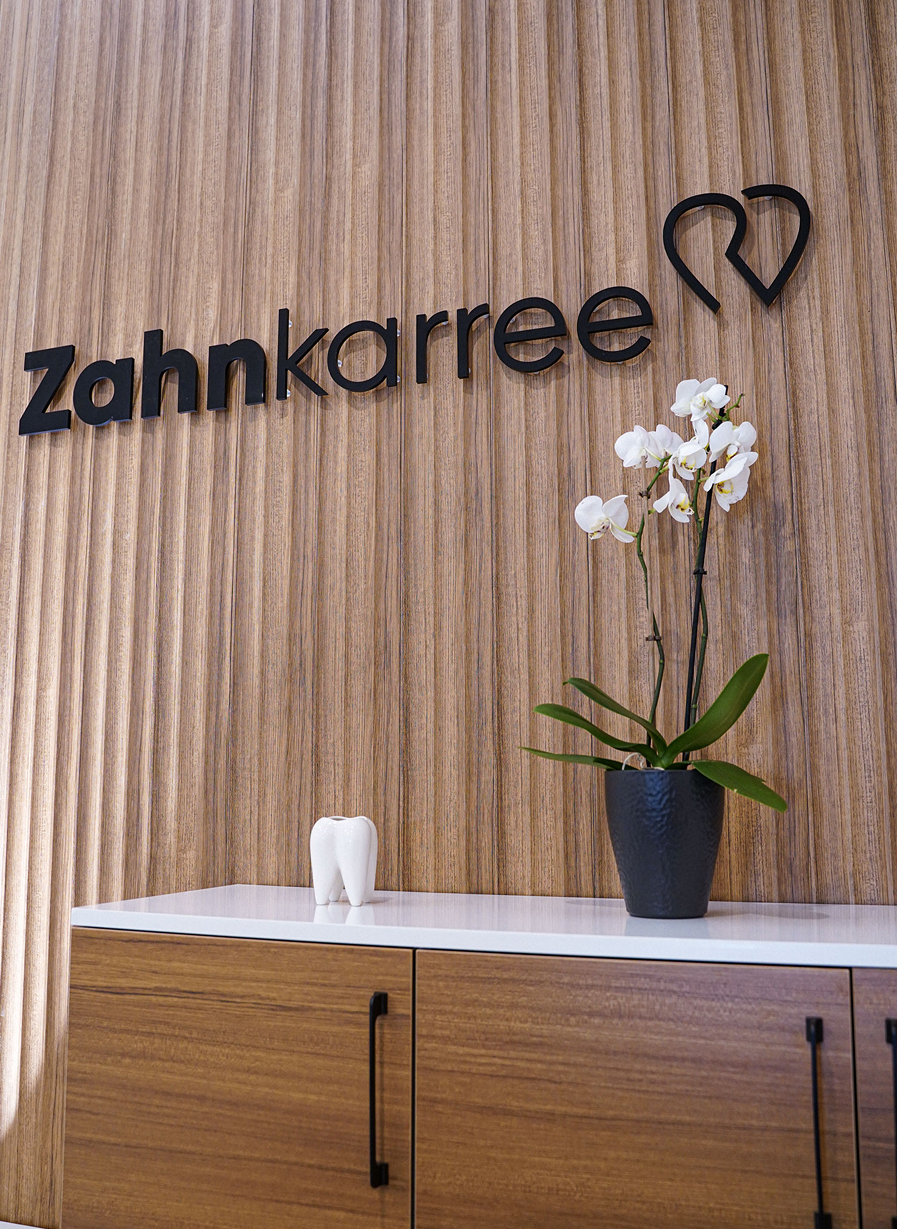 Moderne Zahnarztpraxis in Kerpen – freundlicher Empfangsbereich