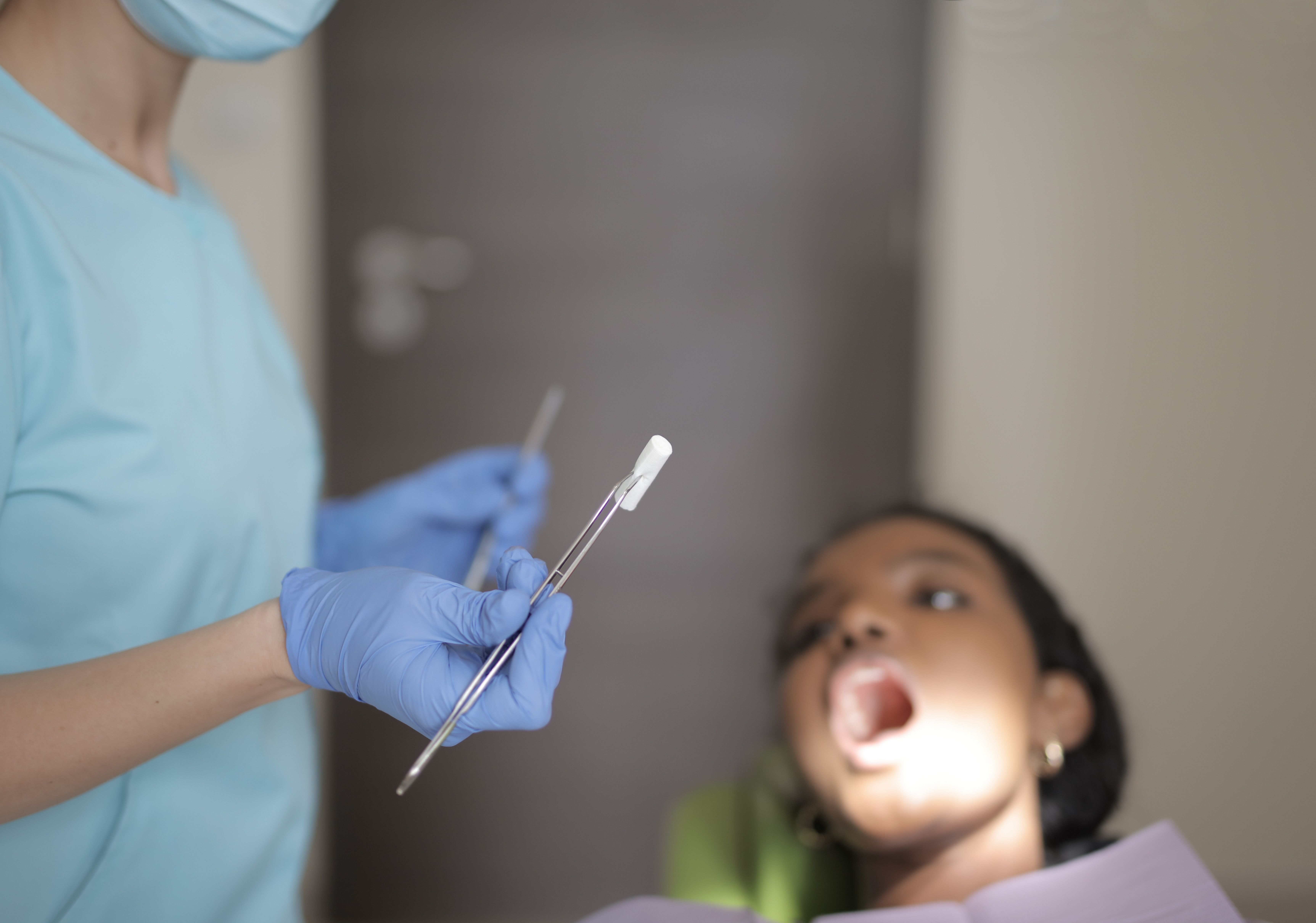 Professionelle Zahnreinigung: Was passiert bei der Behandlung?
